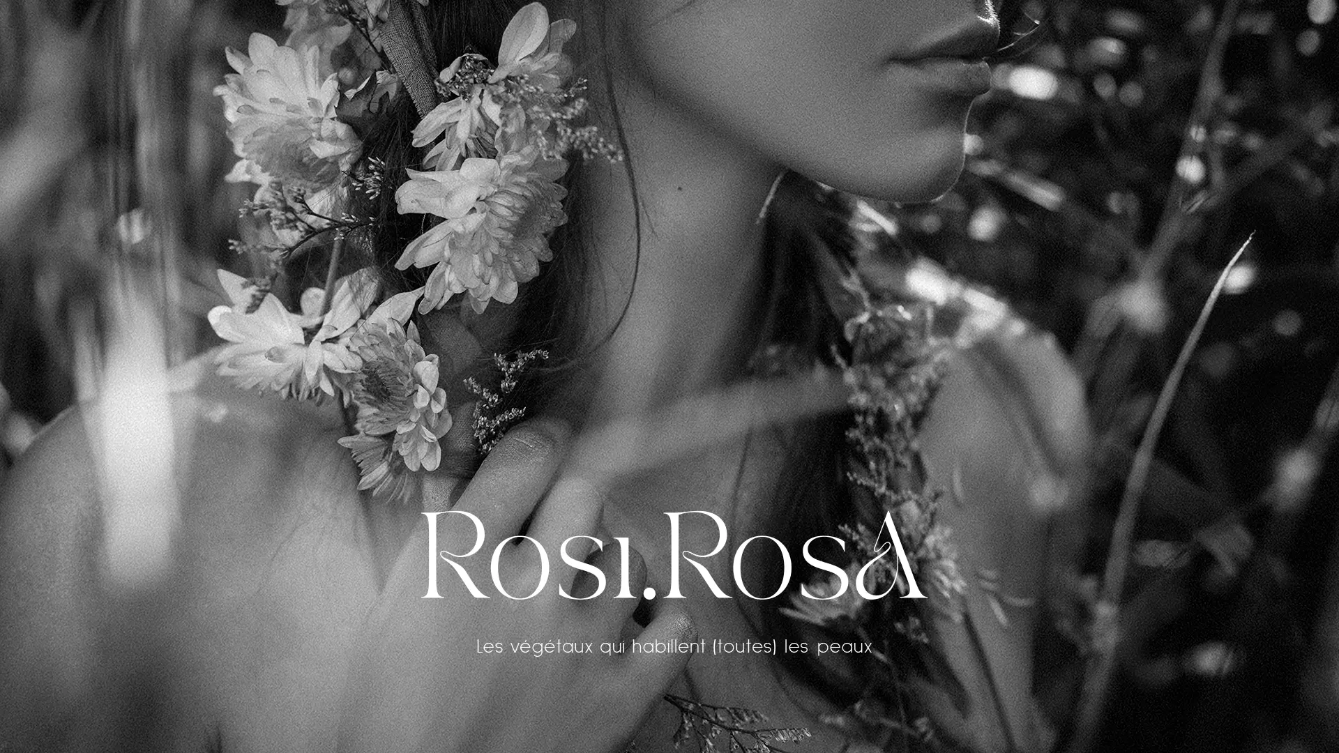 Logo RosiRosa sur photo noir et blanc, d'une jeune femme avec une couronnes de fleurs