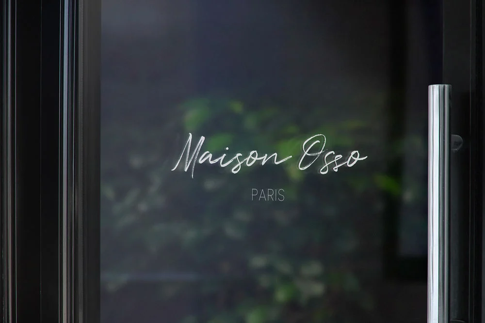 Logo sur vitrine de la boutique de poterie et céramique Maison Osso