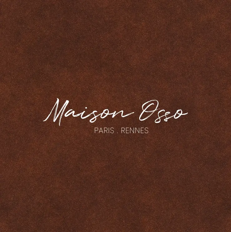 Logo de la Maison Osso sur fond de matière naturelle, couleur terre